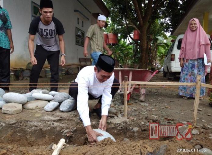 Kadis Kesehatan Lutra Letakkan Batu Pertama Pembangunan Masjid PKM Sabbang